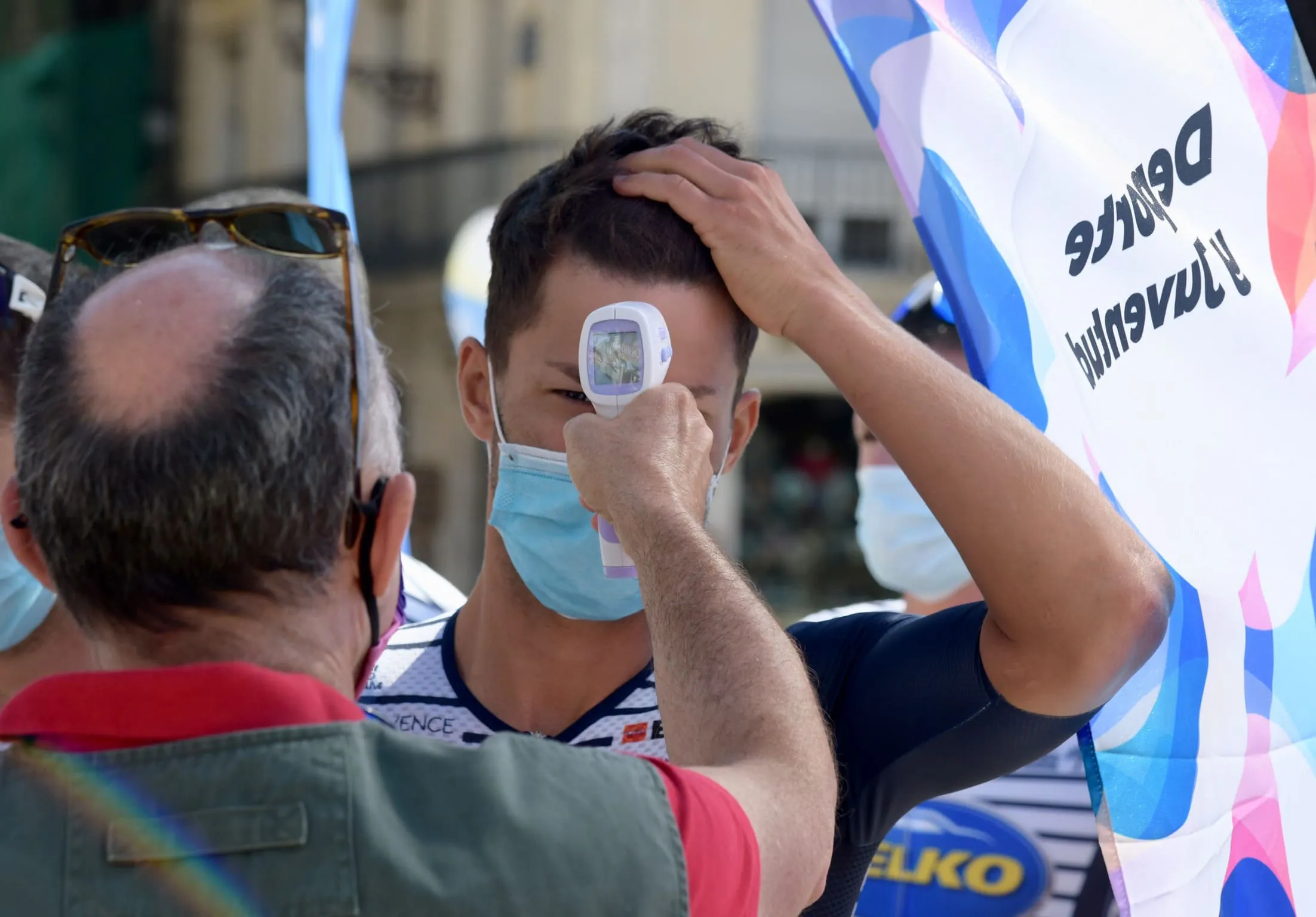 El alcalde de Burgos recibe el testigo de la salida oficial de la Vuelta a España 2021