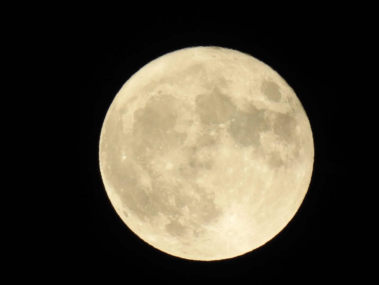 Confirmada la existencia de agua en la Luna