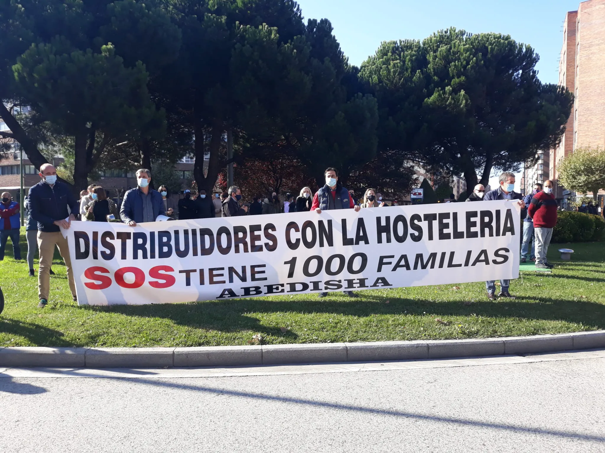 Foto 2 - COVID-19 Burgos: La Hosteler&iacute;a tapona la ciudad en la manifestaci&oacute;n contra las medidas "asfixiantes" frente a la Delegaci&oacute;n