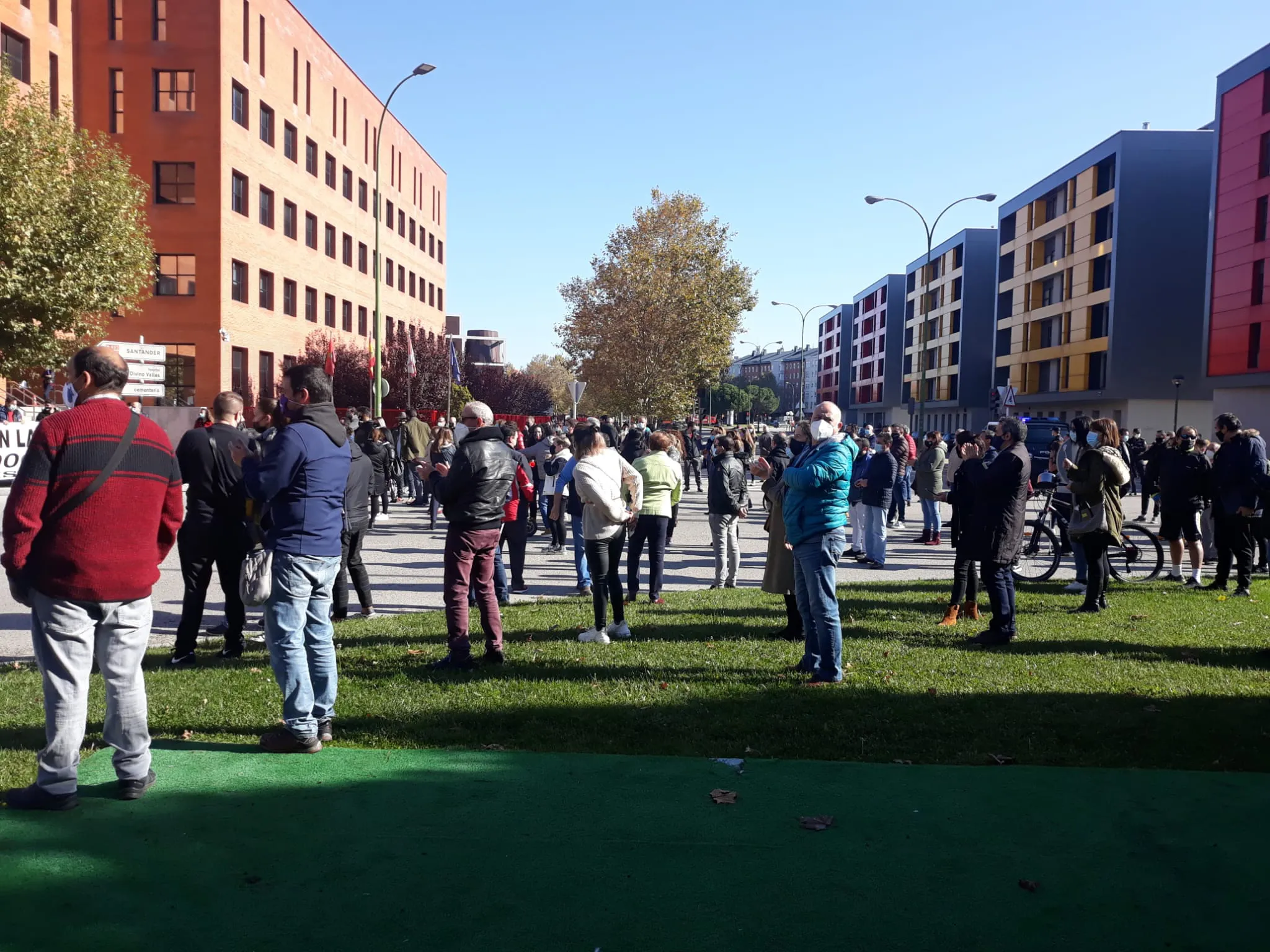 Foto 3 - COVID-19 Burgos: La Hosteler&iacute;a tapona la ciudad en la manifestaci&oacute;n contra las medidas "asfixiantes" frente a la Delegaci&oacute;n