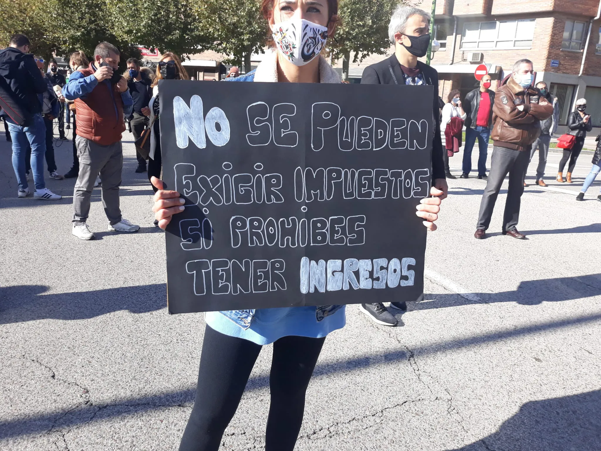Foto 4 - COVID-19 Burgos: La Hosteler&iacute;a tapona la ciudad en la manifestaci&oacute;n contra las medidas "asfixiantes" frente a la Delegaci&oacute;n