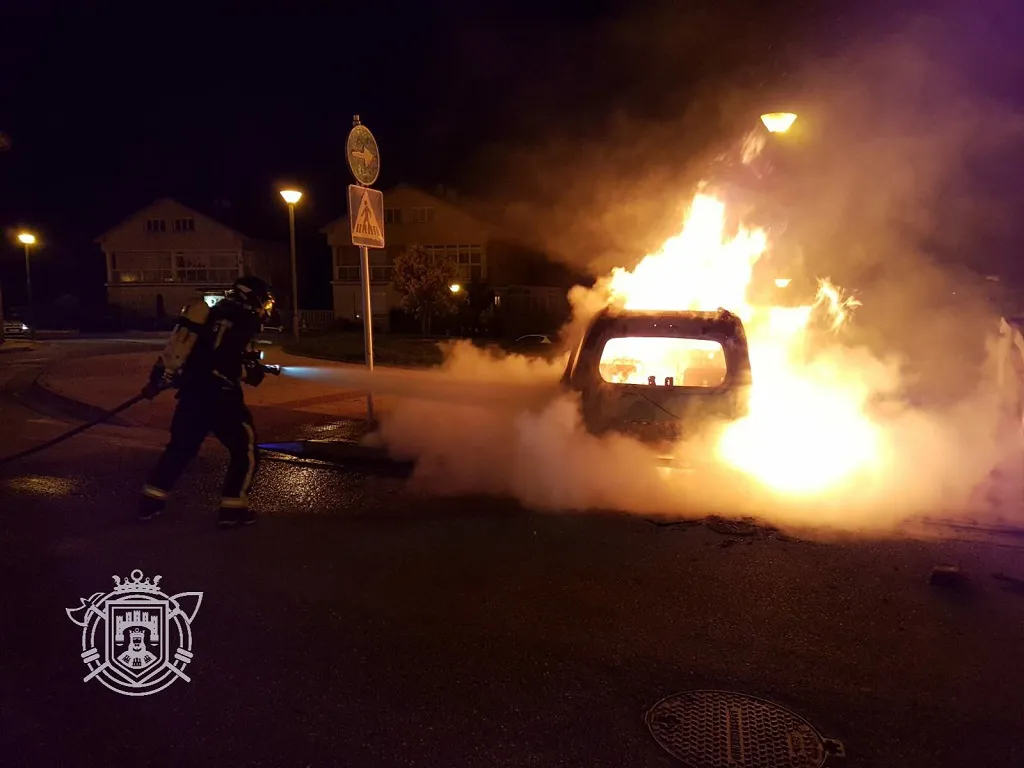 Aparatoso incendio de un vehículo en el barrio de Cortes