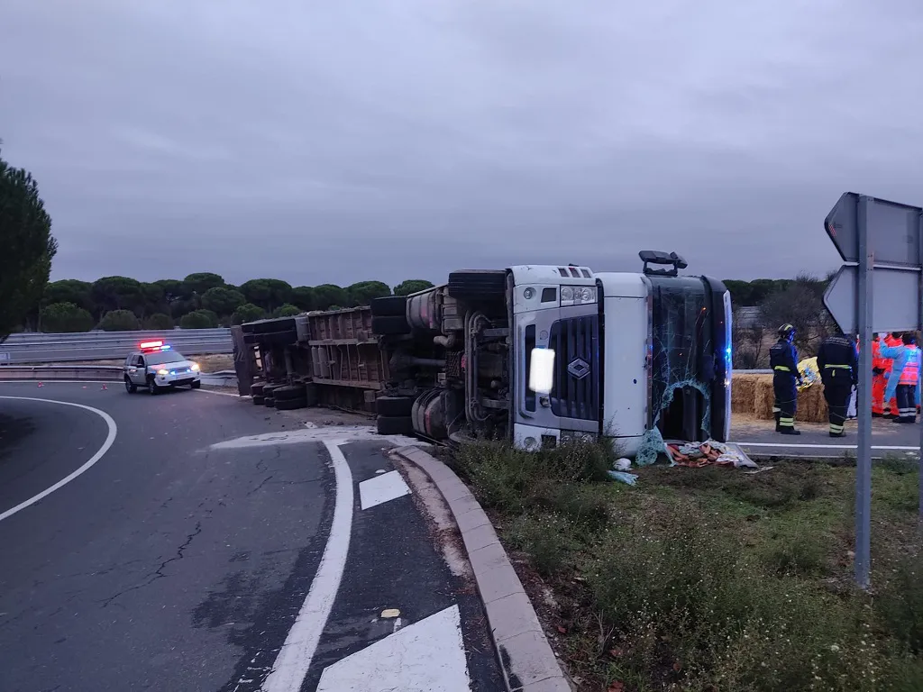 Un herido al volcar un camión que transportaba paja en la A-62