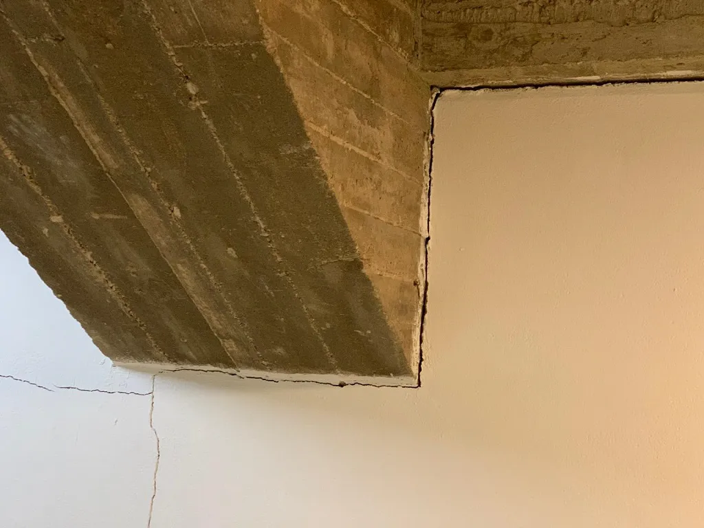 Barriada muestra su preocupación por una grieta aparecida en una viga estructural del polideportivo de El Plantío