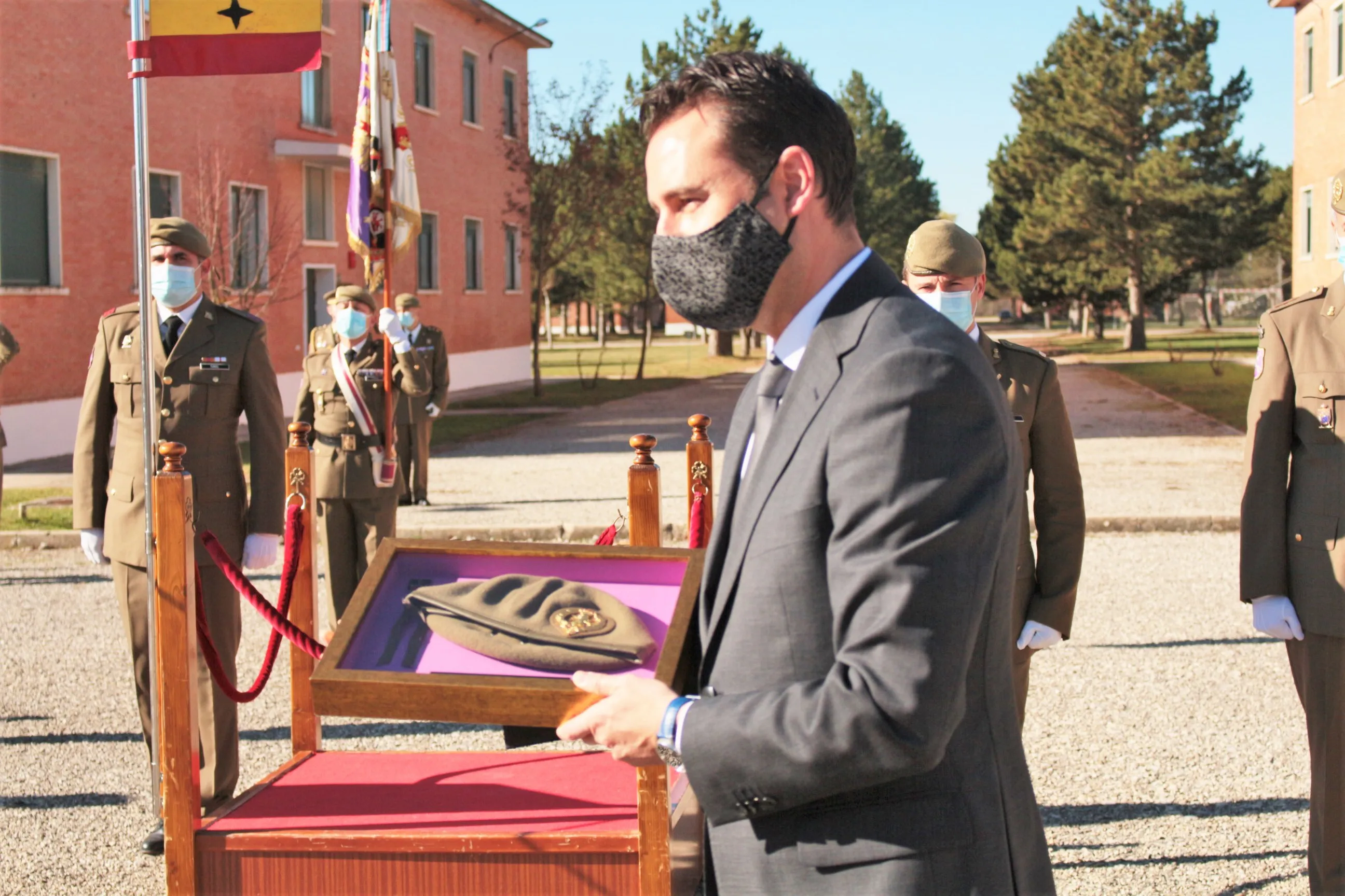 El Ayuntamiento de Burgos recibe el nombramiento como Soldado de Transmisiones Honorario