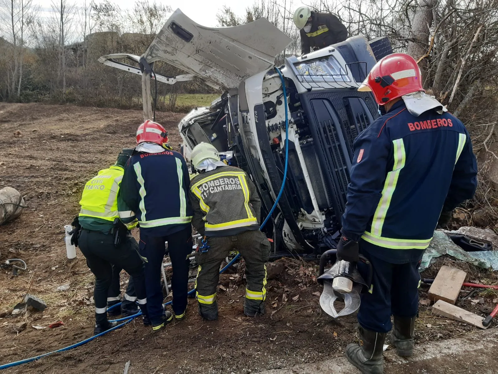 Herido un camionero que ha quedado atrapado al volcar el vehículo en la carretera BU-642 en San Vicente de Villamezán (Burgos)