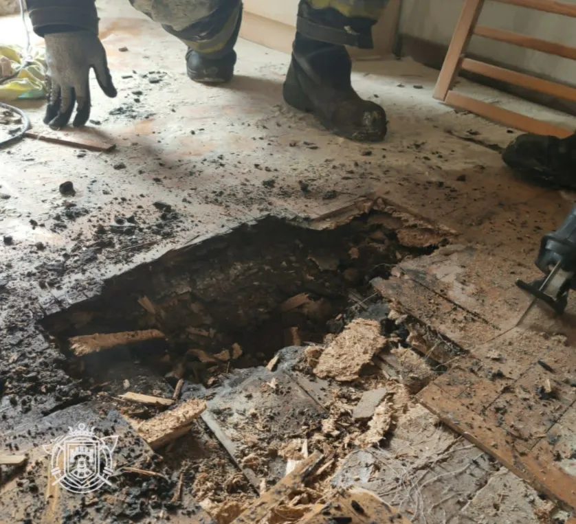 Los bomberos sofocan un incendio en una vivienda en la calle Santa Clara