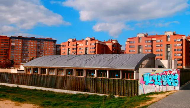 El gimnasio y los vestuarios de las piscinas de Capiscol se reformarán con la entrada en vigor de la modificación presupuestaria