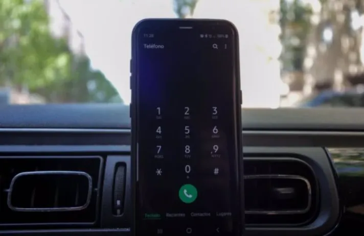 Esta es la única forma de llevar el móvil a la vista en el coche y que no te cueste una multa de 500 euros