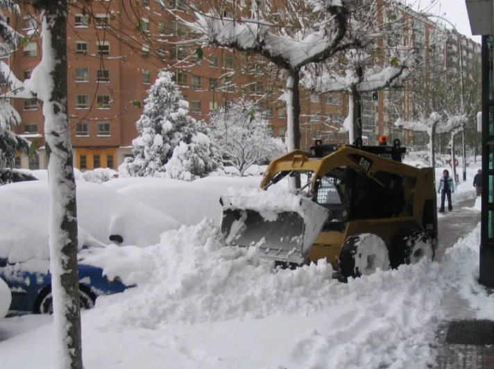 Ayuda vecinal, calles sin tráfico y congeladas: las similitudes con otras nevadas históricas