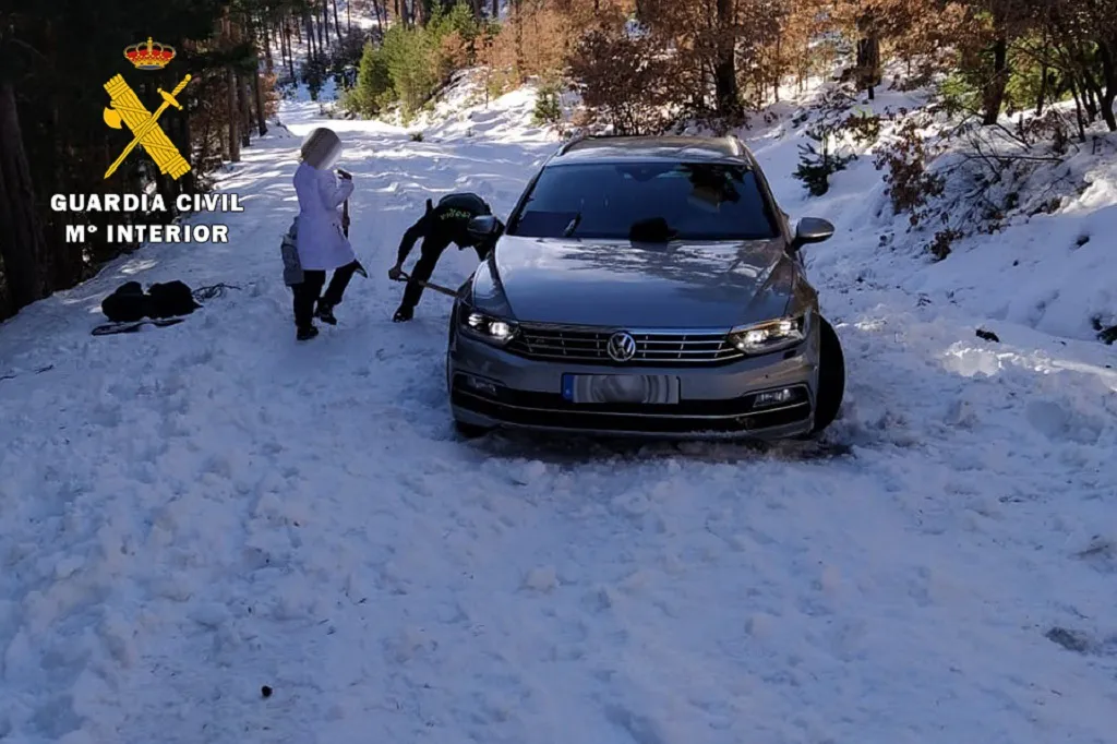 La Guardia Civil auxilia a una familia atrapada con su vehículo en la nieve