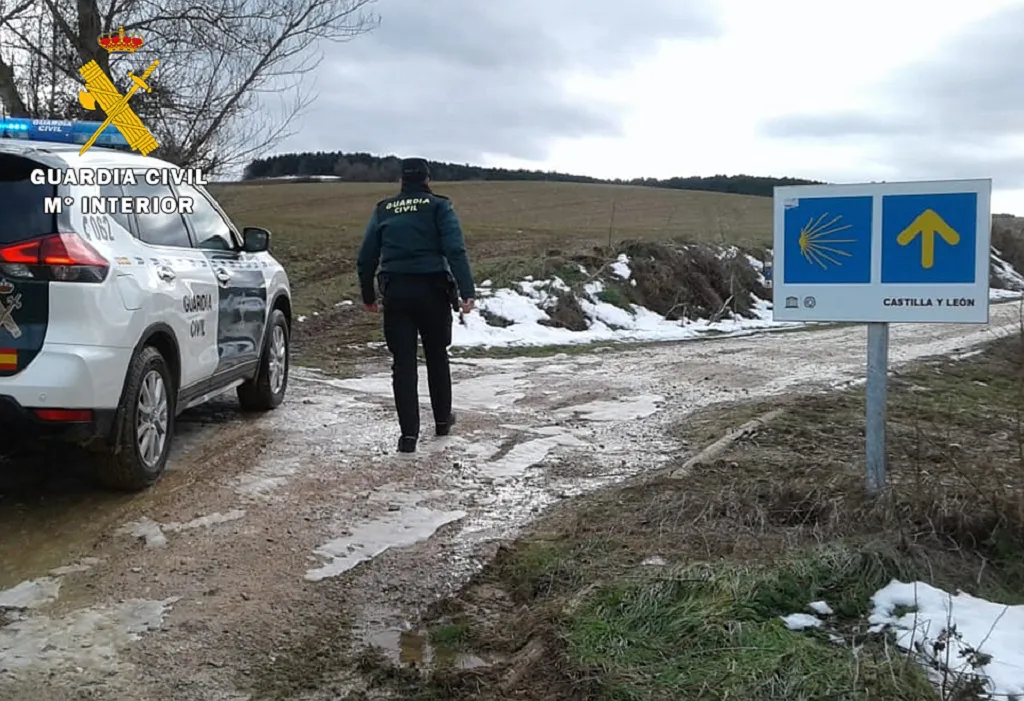 Auxilian a una mujer de 80 años que sufrió una caída cuando paseaba por el hielo