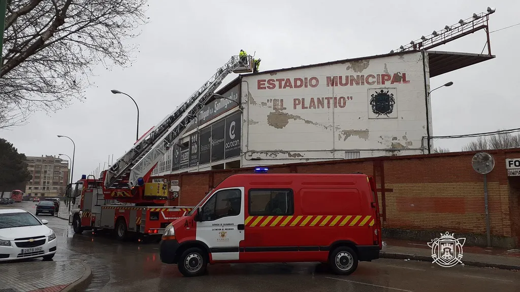 Los bomberos intervienen en el saneamiento de la fachada de El Plantío debido al viento
