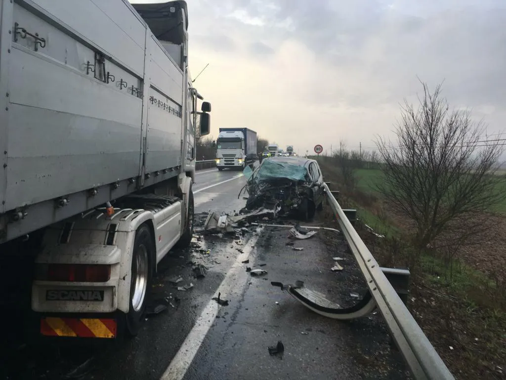 Fallece el conductor de un turismo que ha chocado con un camión en la N-623