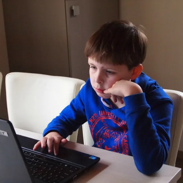 Educación Burgos: Binge-watching infantil: ¿más adicción, menos capacidad de control?