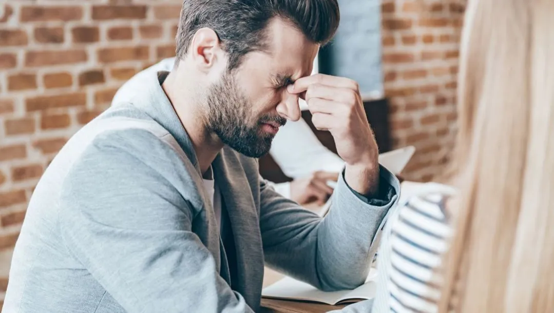 El párpado palpitante y otros cuatro fenómenos que el estrés produce en tu cuerpo y debes escuchar