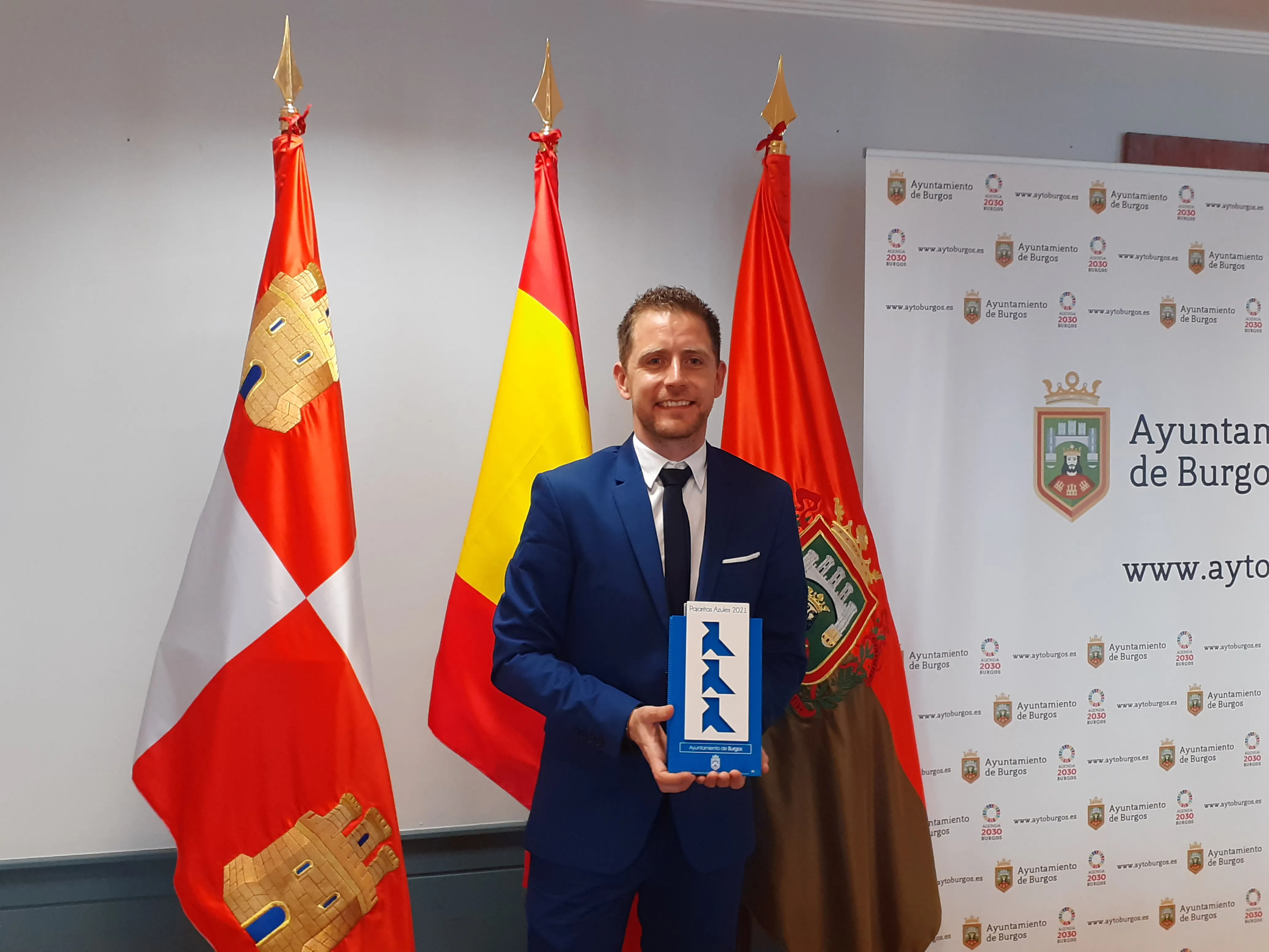 El Ayuntamiento de Burgos recibe tres Pajaritas Azules como reconocimiento a la gestión de recogida selectiva de papel