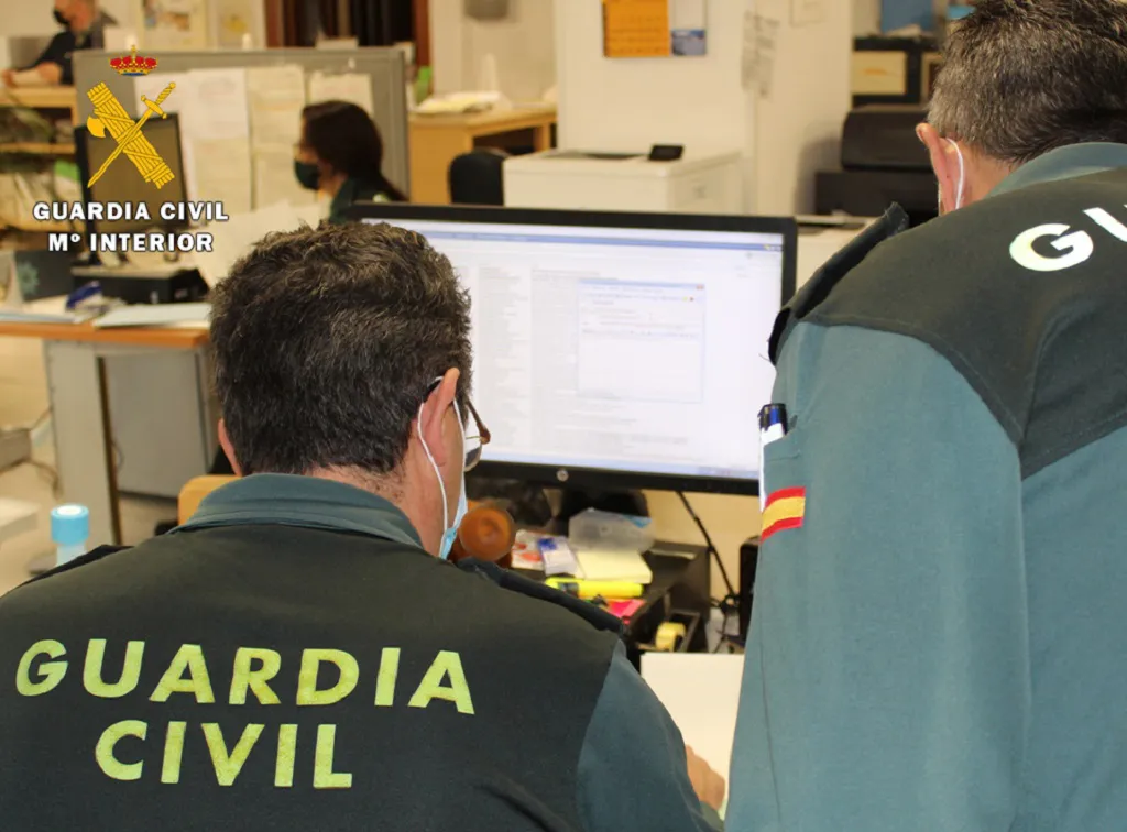 Detienen a un menor por injuriar y calumniar a varios profesores y al colegio en el que estudia