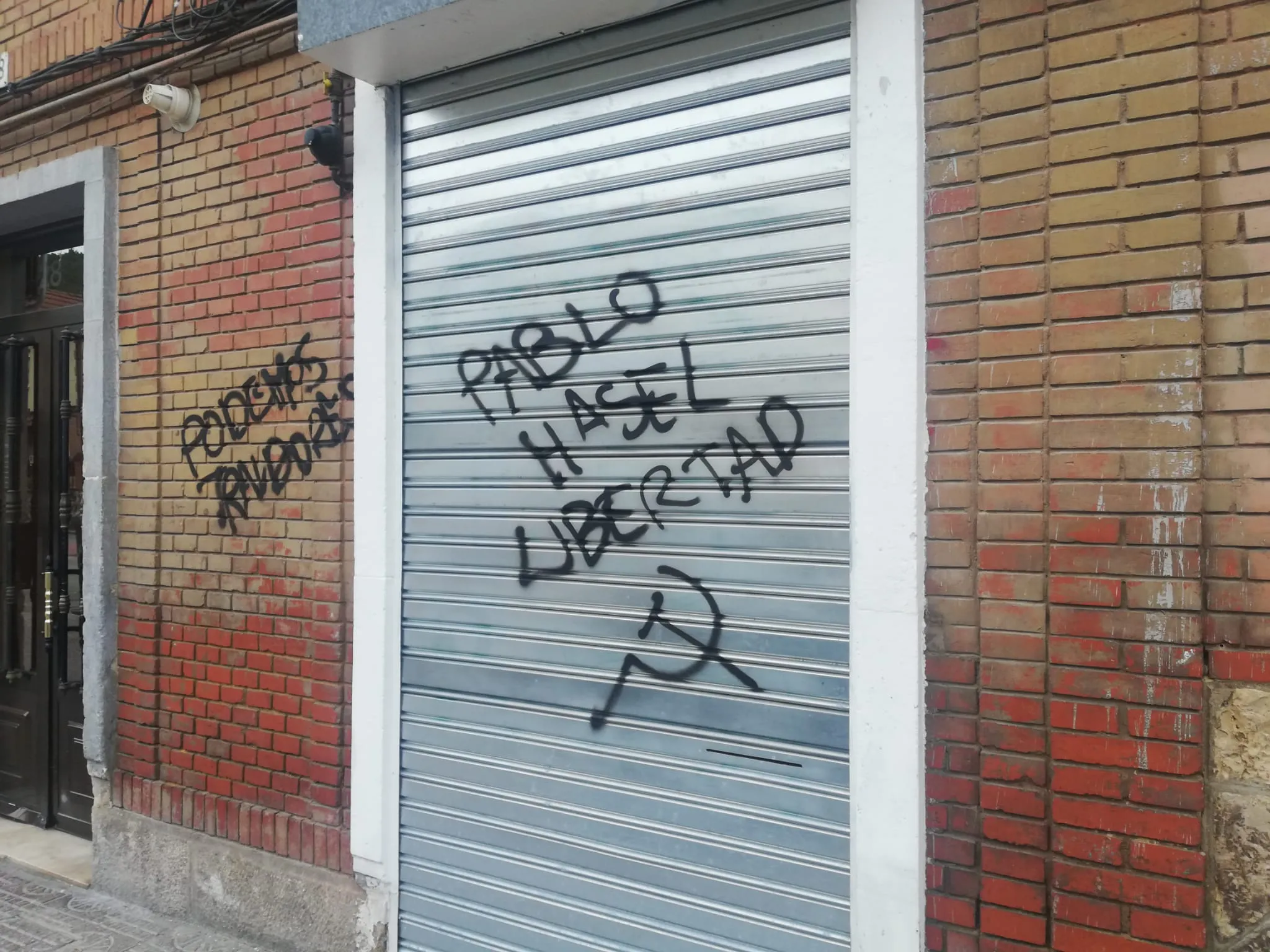 Pintadas en la sede del PSOE y Podemos Burgos