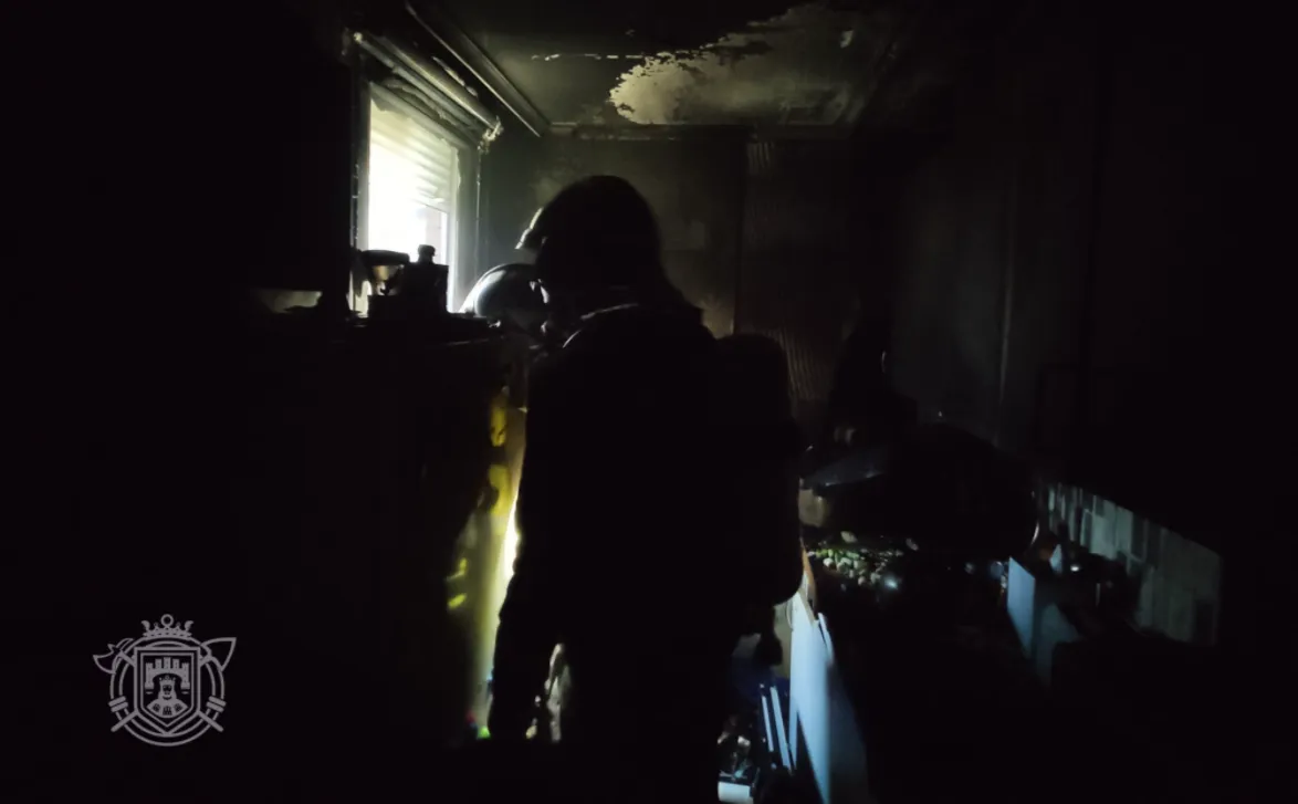 Los bomberos sofocan un incendio en una cocina en Burgos