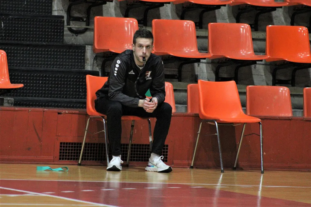 Nacho González seguirá un año más en el Balonmano Burgos