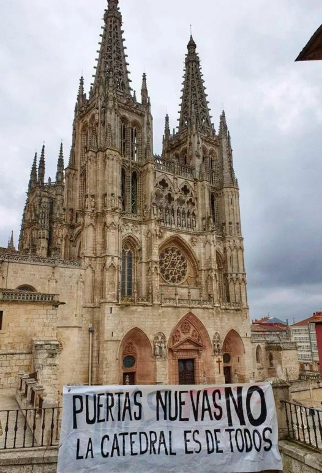 El no al cambio de puertas de la Catedral se hace más visible en la ciudad