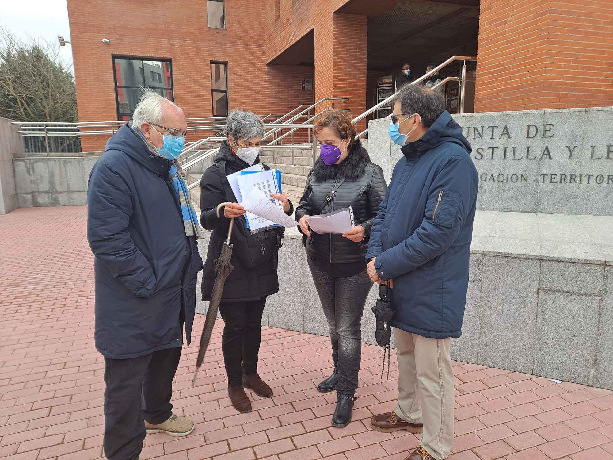 La Plataforma por la Sanidad Pública registra en la Junta la petición de reapertura del Divino Valles