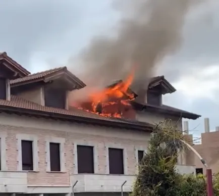 Los bomberos sofocan el fuego del tejado de tres viviendas en Briviesca