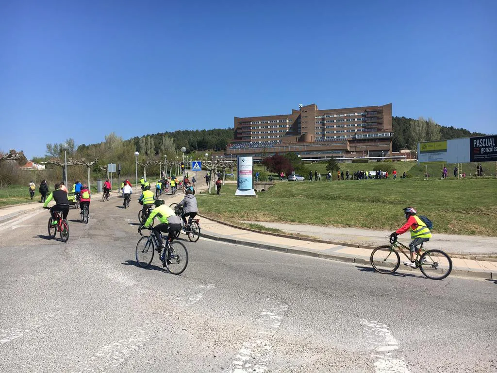 Cerca de 500 personas acuden a la bicicletada para la reapertura del Divino Valles
