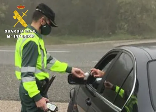 Investigan a un conductor por alcoholemia positiva tras sufrir un accidente de circulación