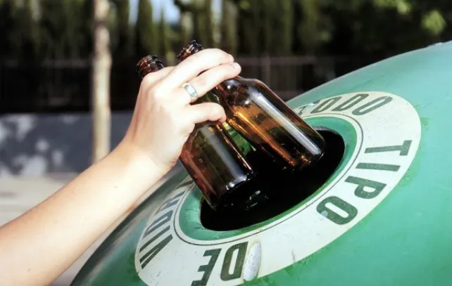 El Ayuntamiento y Ecovidrio adornan la ciudad con microrrelatos elaborados por reconocidos autores en favor del reciclaje y el cuidado del medioambiente