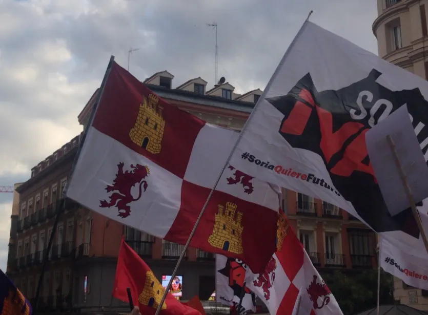 Cerca de 200 personas se manifiestan en Madrid para reclamar un plan específico para luchar contra la despoblación de Castilla y León