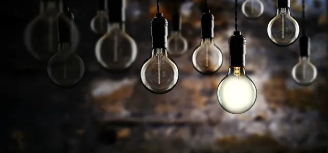 El precio de la luz se dispara: el abril más caro en 8 años, según la OCU