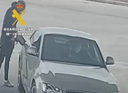 La Guardia Civil detiene a dos jóvenes por falsedad documental y estafa