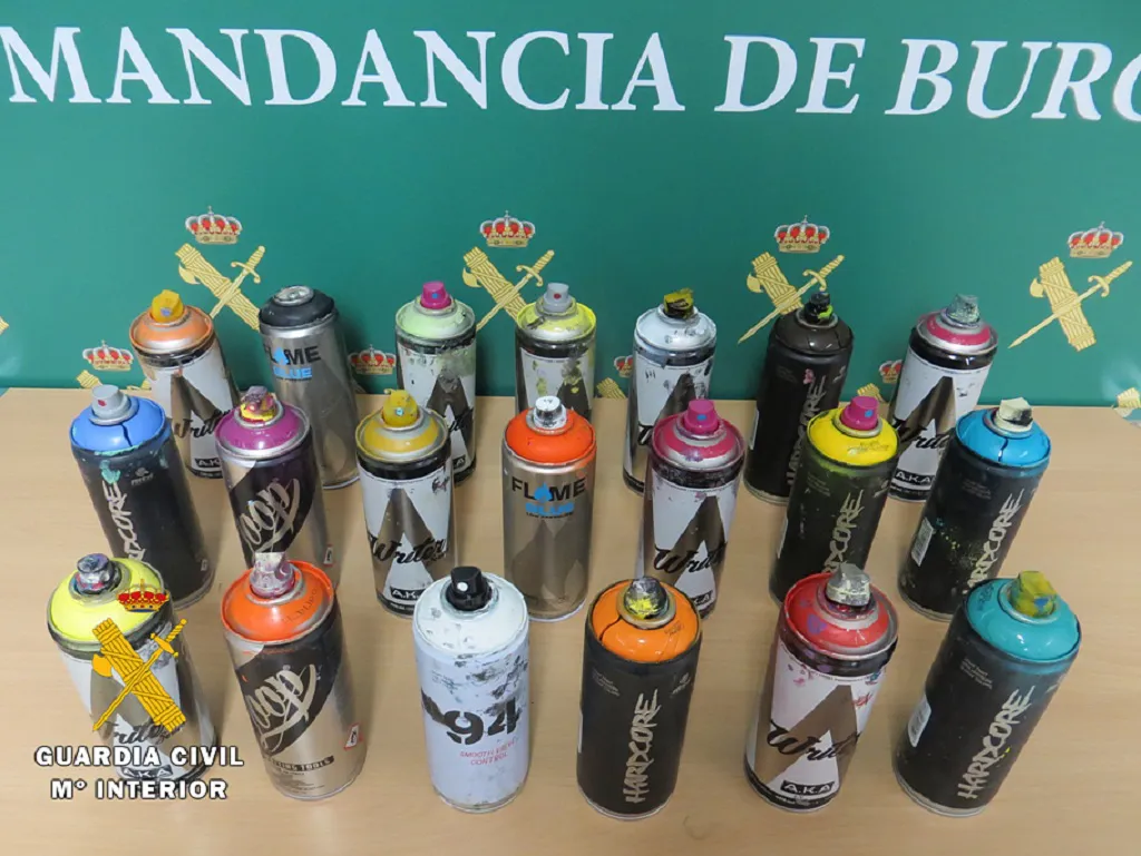 Sorprenden a 4 grafiteros realizando pintadas en un puente de la AP-I
