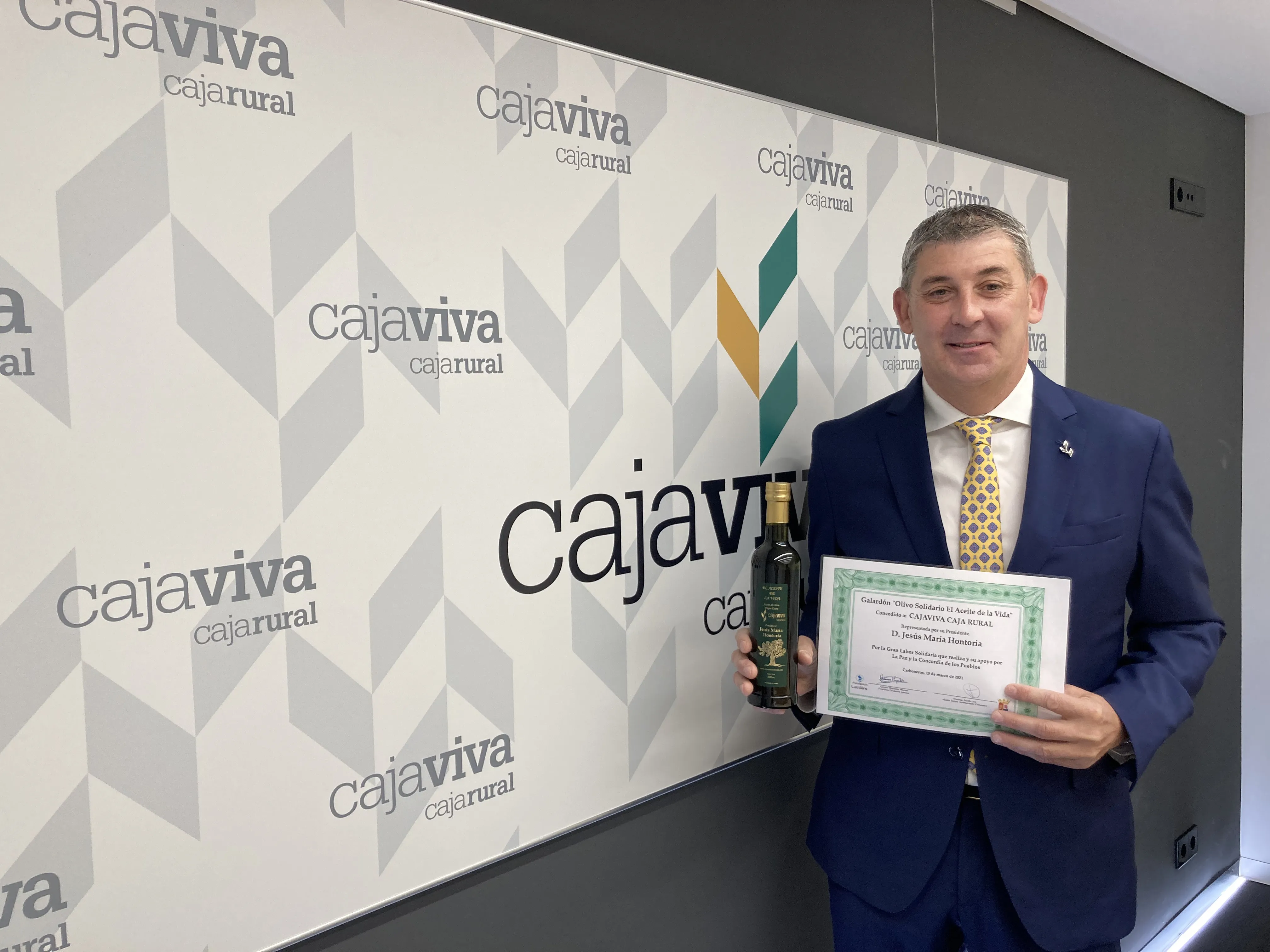 Cajaviva y Fundación Caja Rural reciben el Premio Olivo Solidario El Aceite de la Vida