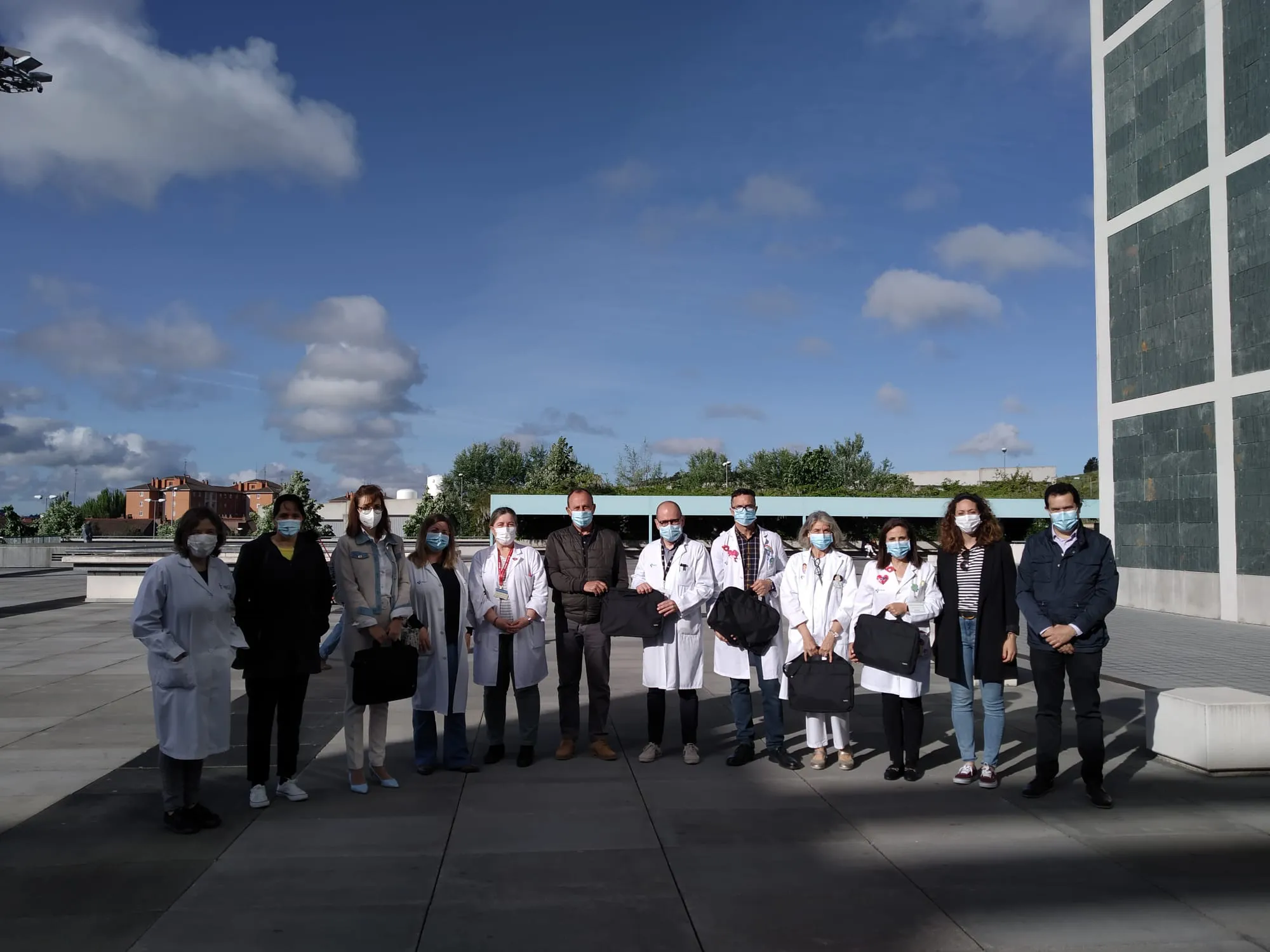 La Asociación Española Contra el Cáncer entrega ordenadores al Colegio del HUBU