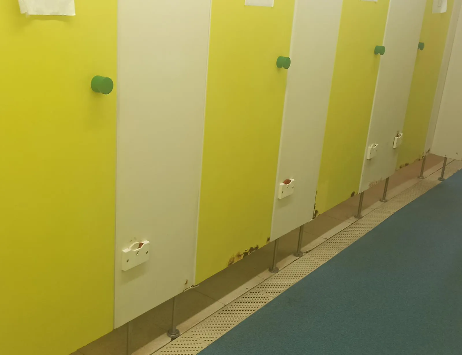Foto 5 - Los vestuarios femeninos de las piscinas de El Plant&iacute;o necesitan "una renovaci&oacute;n" urgente