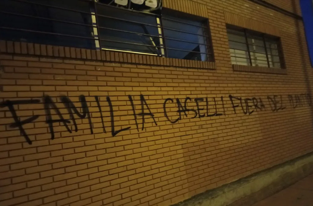 Aparecen pintadas en contra de la familla Caselli