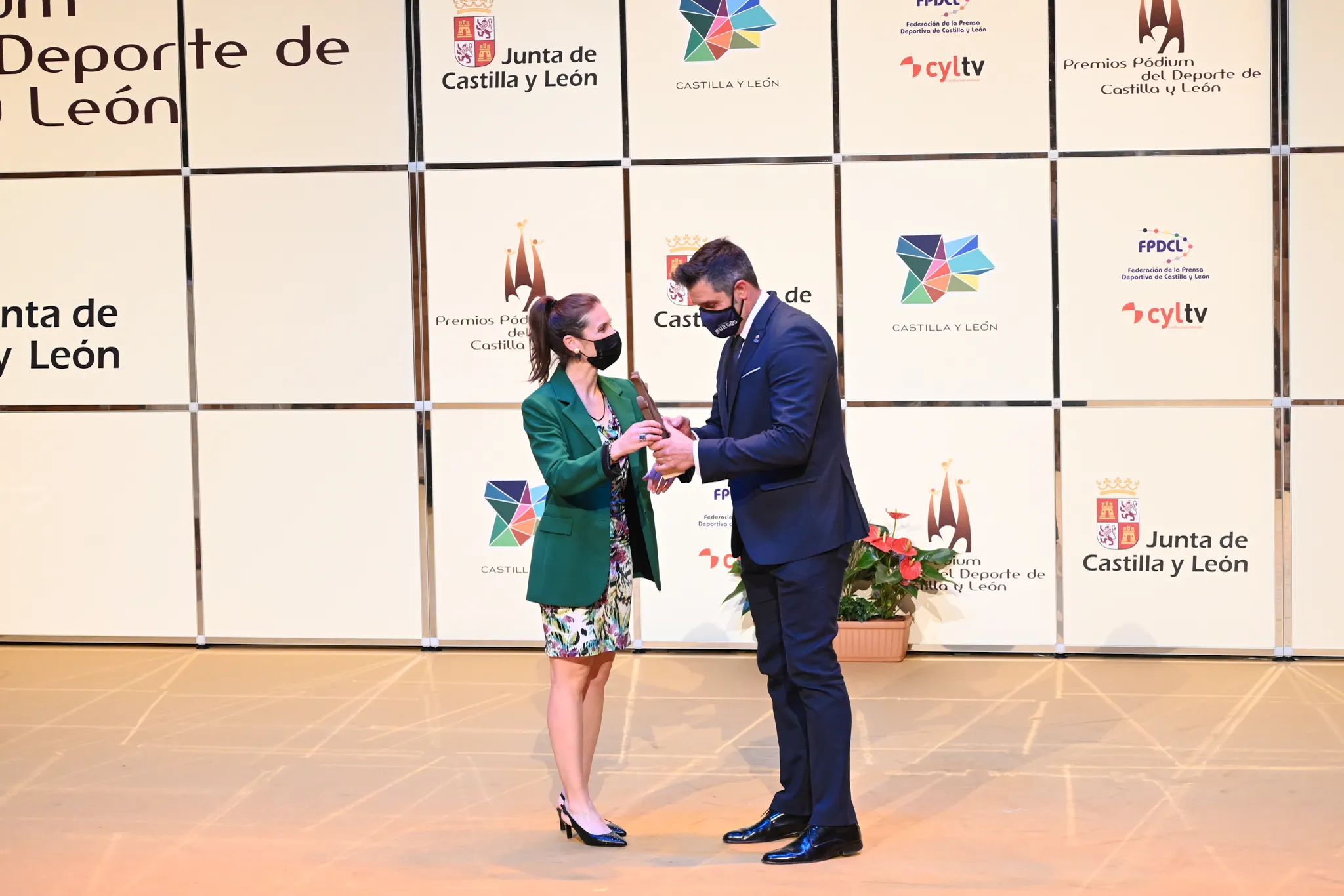 El San Pablo Burgos recibe el galardón a mejor entidad deportiva 2020 en los premios Pódium del deporte de CyL