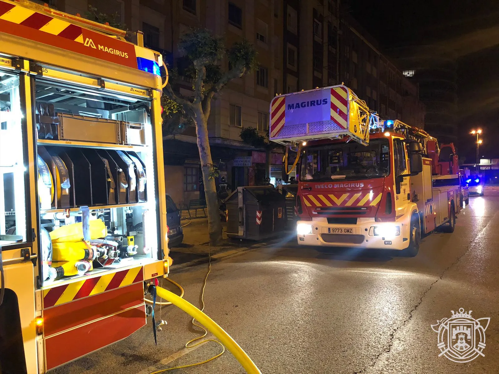 Los bomberos sofocan un incendio en un restaurante de la calle Vitoria