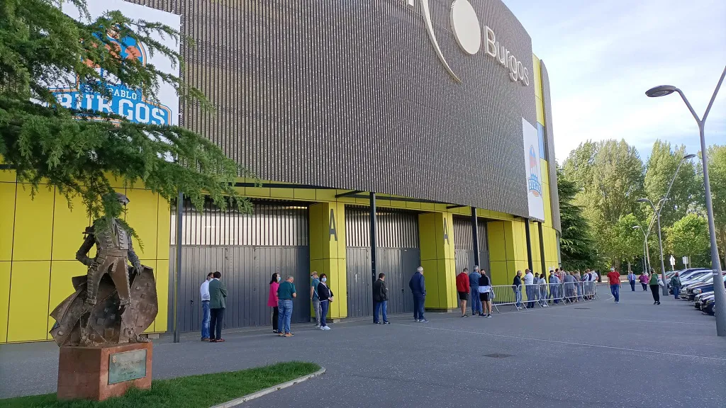 Burgos tiene ganas de toros: colas y expectación en el primer día de renovación de abonos