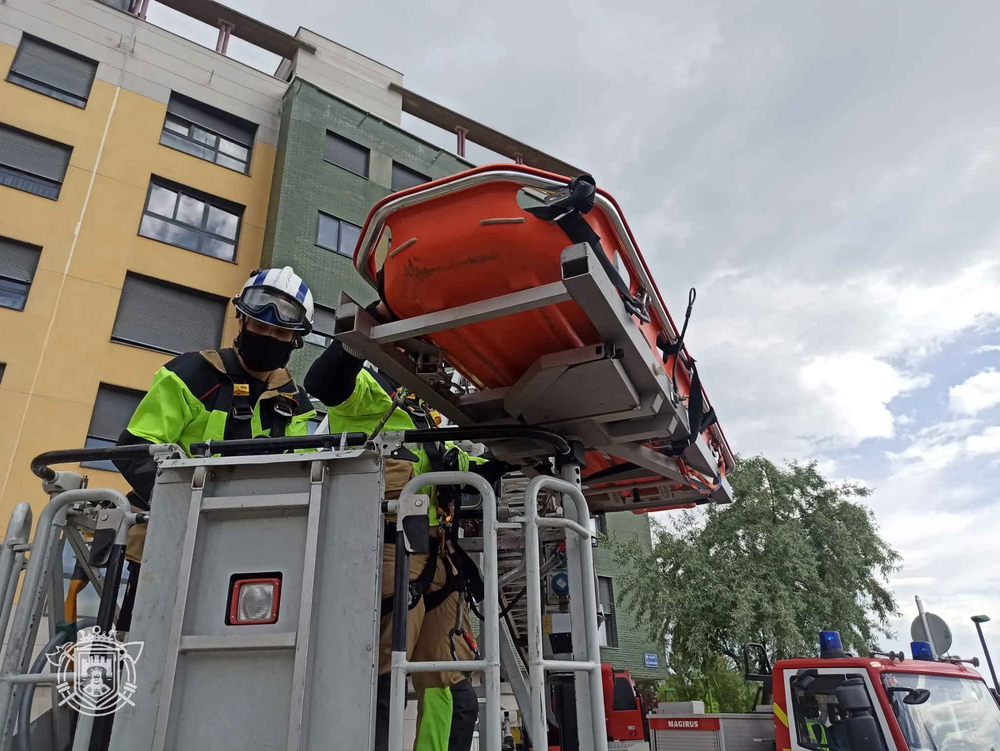 Los bomberos intervienen en el rescate de un trabajador herido por accidente laboral