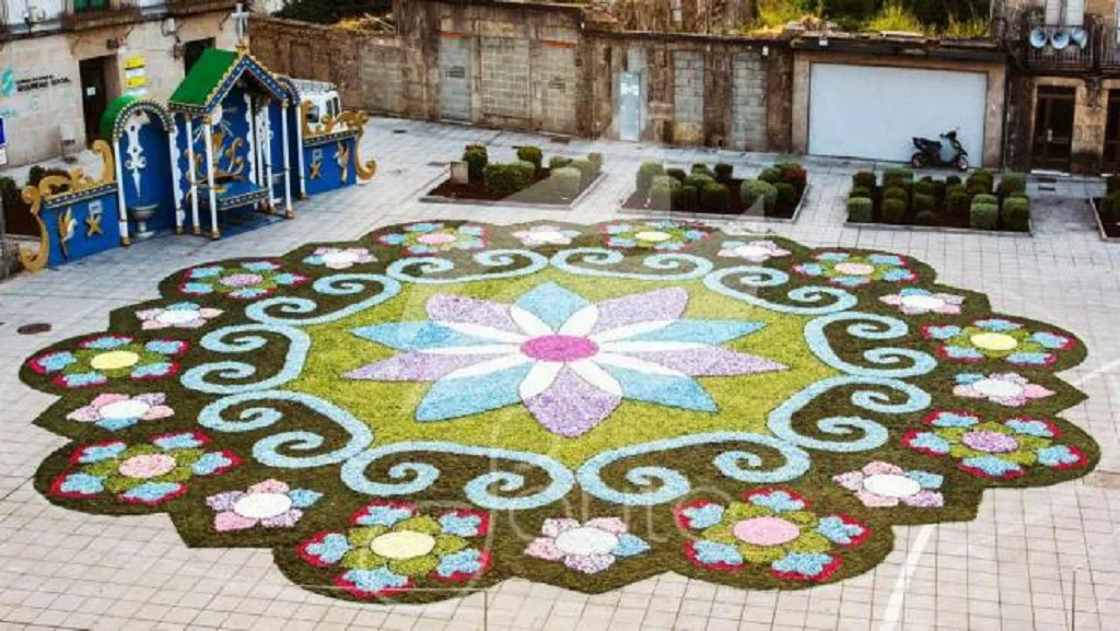 Alfombra de flores como ofrenda para Santa María La Mayor