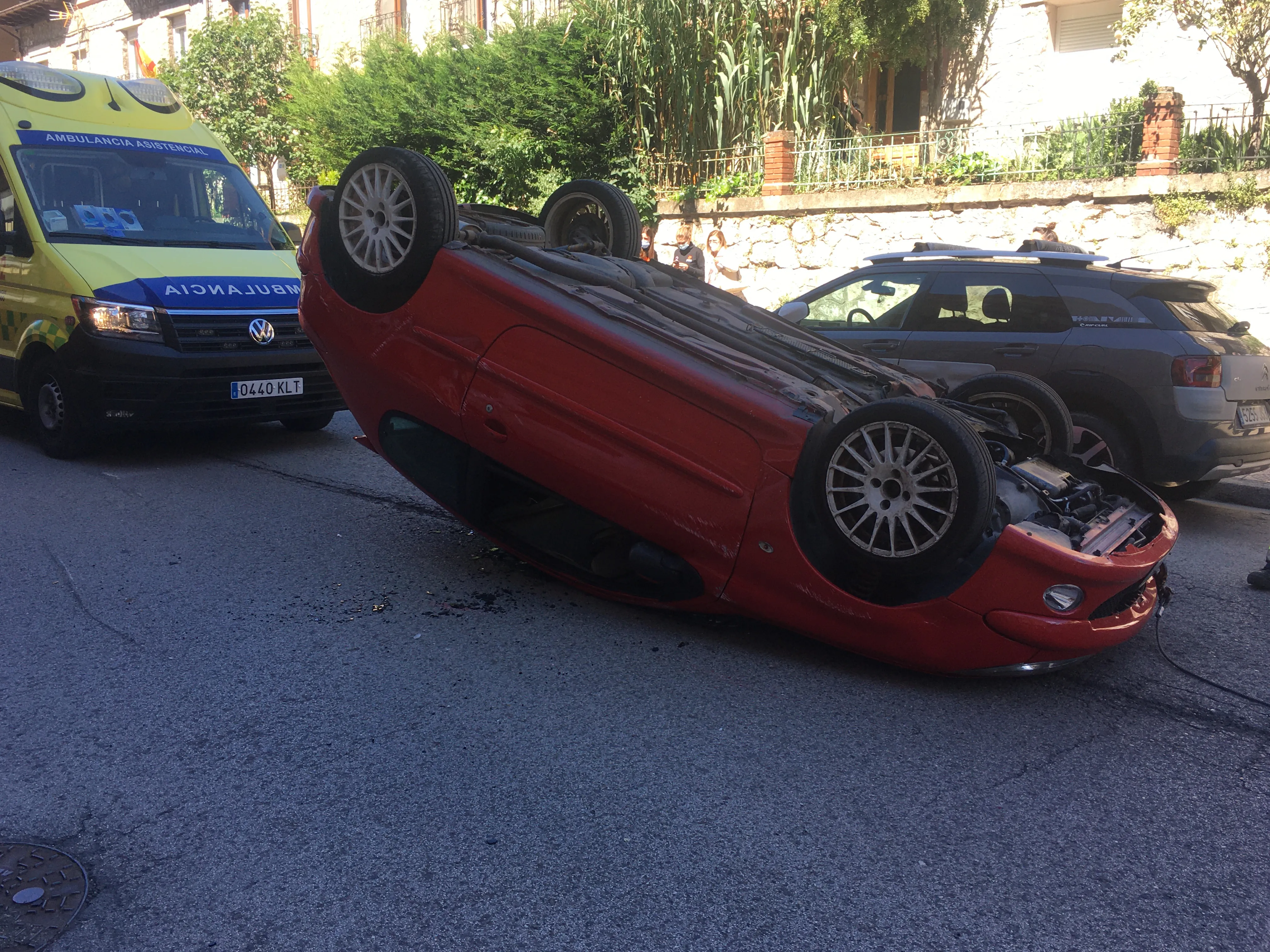 Aparatoso vuelco de un turismo en la calle San Francisco