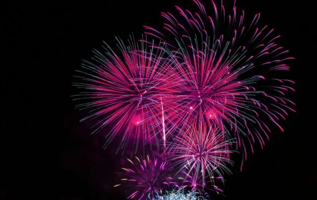 Fuegos artificiales desde dos ubicaciones, con ritmo trepidante y un final apoteósico