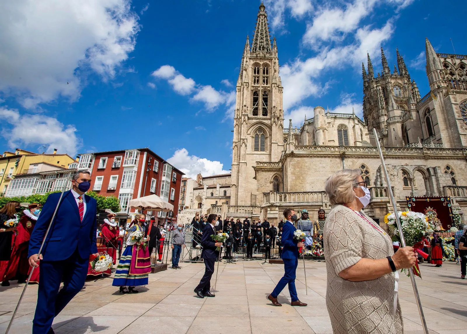 Una ofrenda floral con ausencias del bipartito