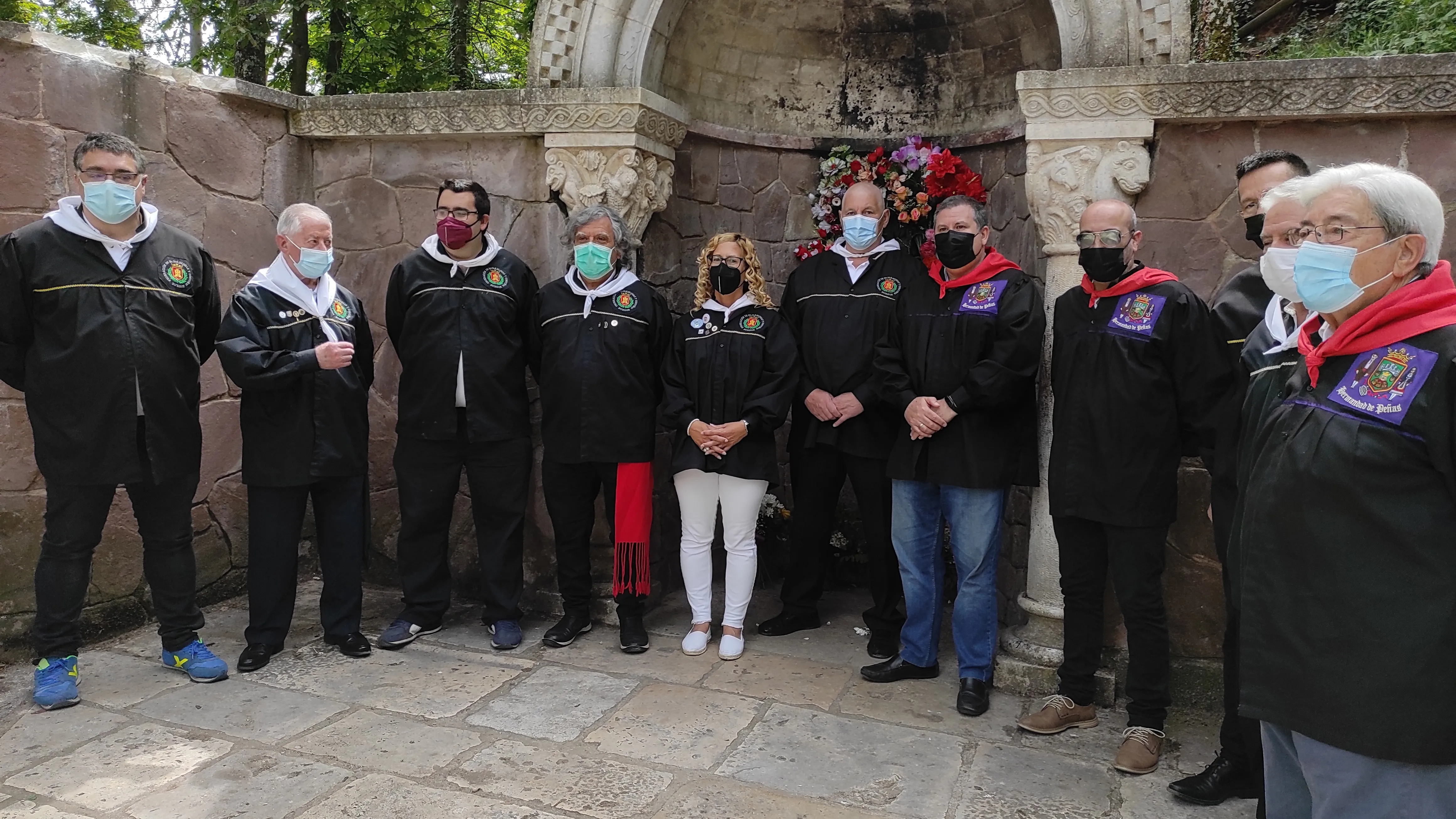 Peñas y Casas Regionales depositan en Fuentes Blancas un ramo de flores en recuerdo a los miembros de sus Asociaciones fallecidos por la COVID-19