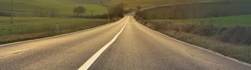 ¿A cuánta velocidad tengo que ir cuando circulo con un automóvil si no hay una señal que me lo indique?