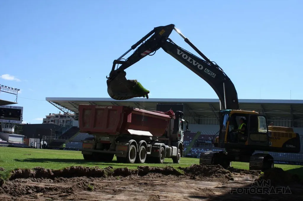 Comienzan las obras para cambiar el césped del estadio de El Plantío
